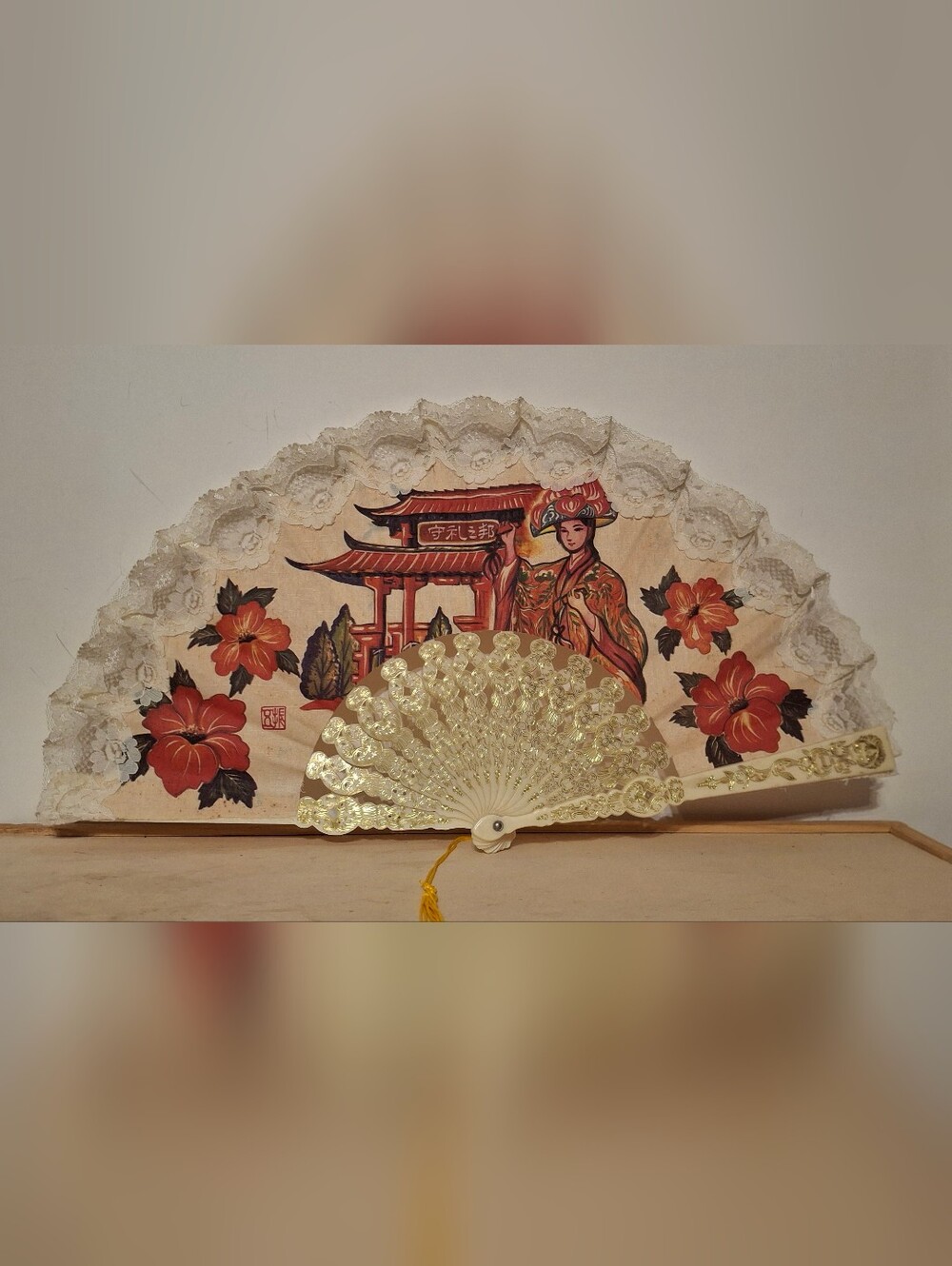 Vintage 70s/80s folding hand fan, hand-painted, from Okinawa, lace trim, tassel